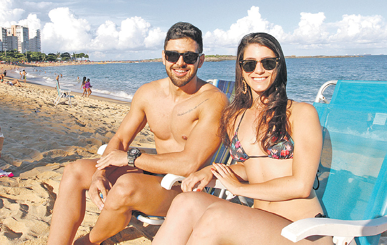 Marcus Vinícius e Daianny Rabbi notaram a mudança na temperatura da água da Praia da Costa. “Está parecendo as águas da Bahia”, disse Marcus. Foto: Thiago Coutinho