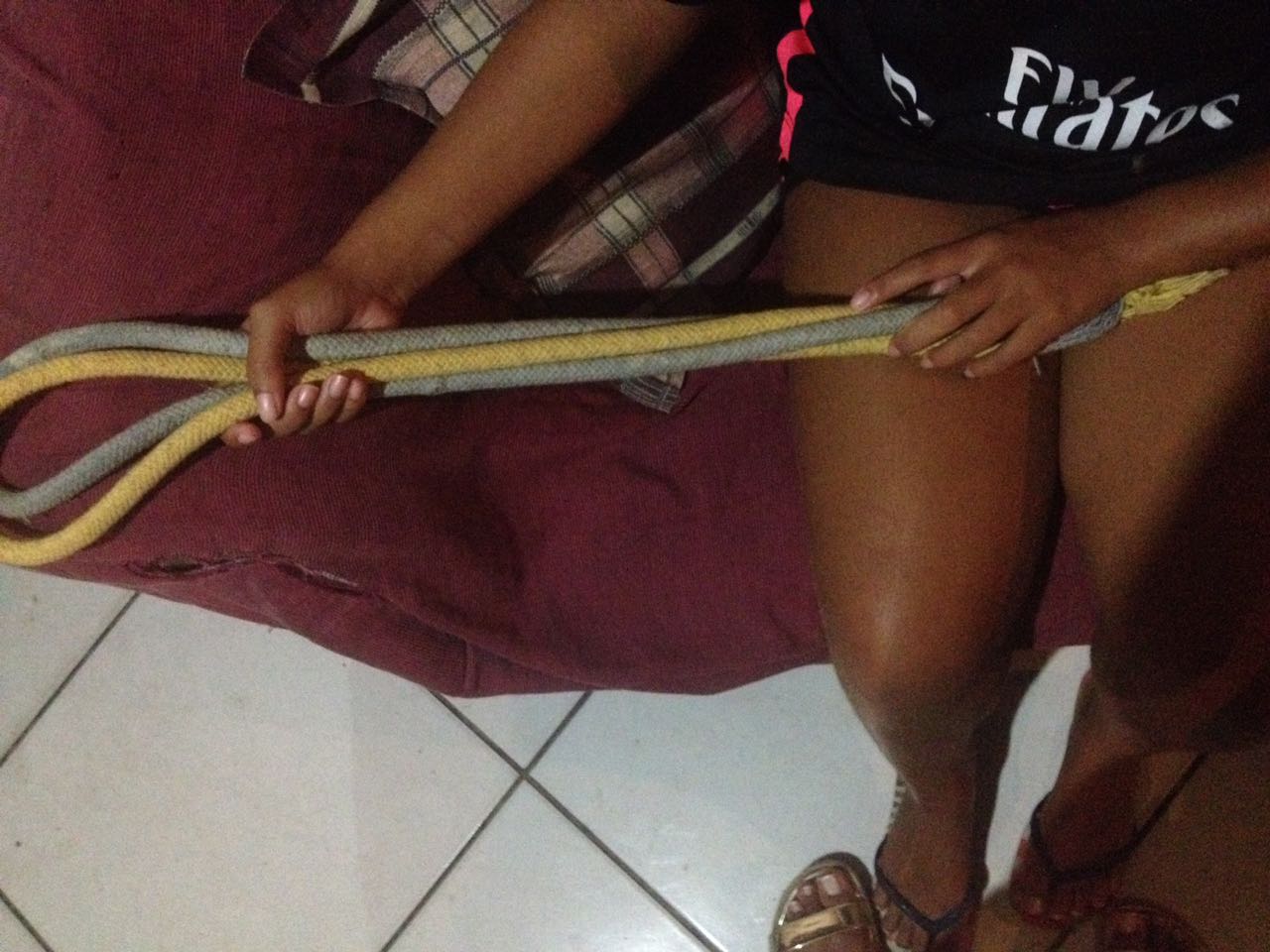 A garota é graduada em faixa cinza e amarela de capoeira. Foto: Divulgação.