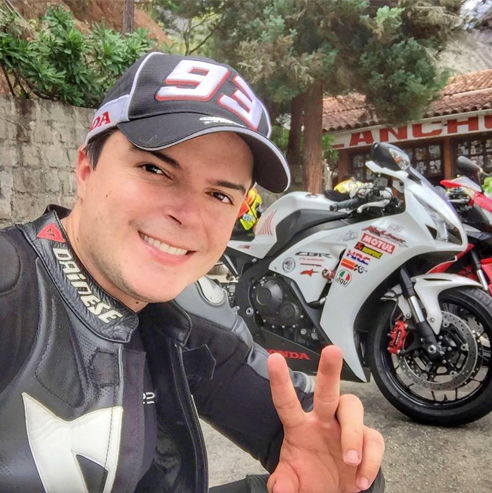 Wagner Picoli colidiu contra um carro em frente ao posto de gasolina e morreu na hora. Foto: Reprodução/Facebook