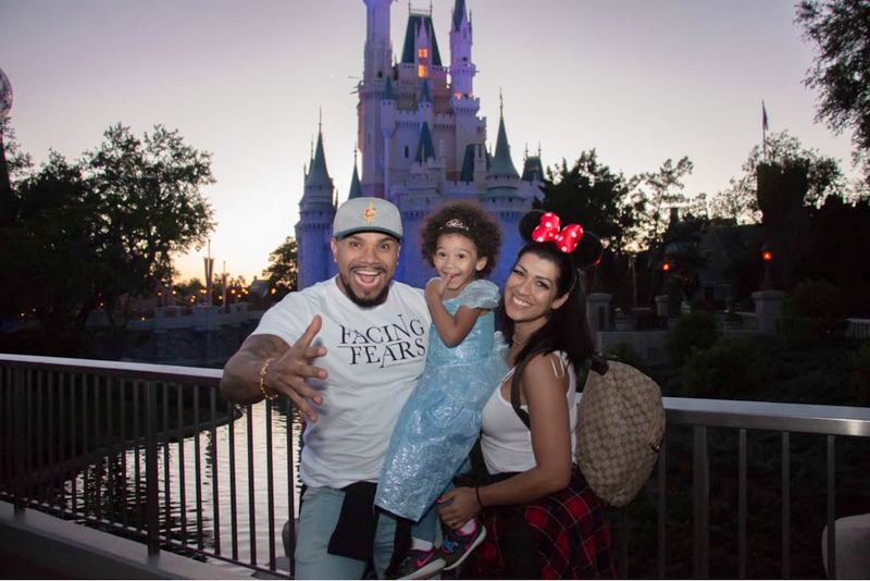 O casal, junto da filha, aproveitou a viagem para comemorar o aniversário do cantor, que faz 39 anos nesta quinta (19). Foto: Reprodução.