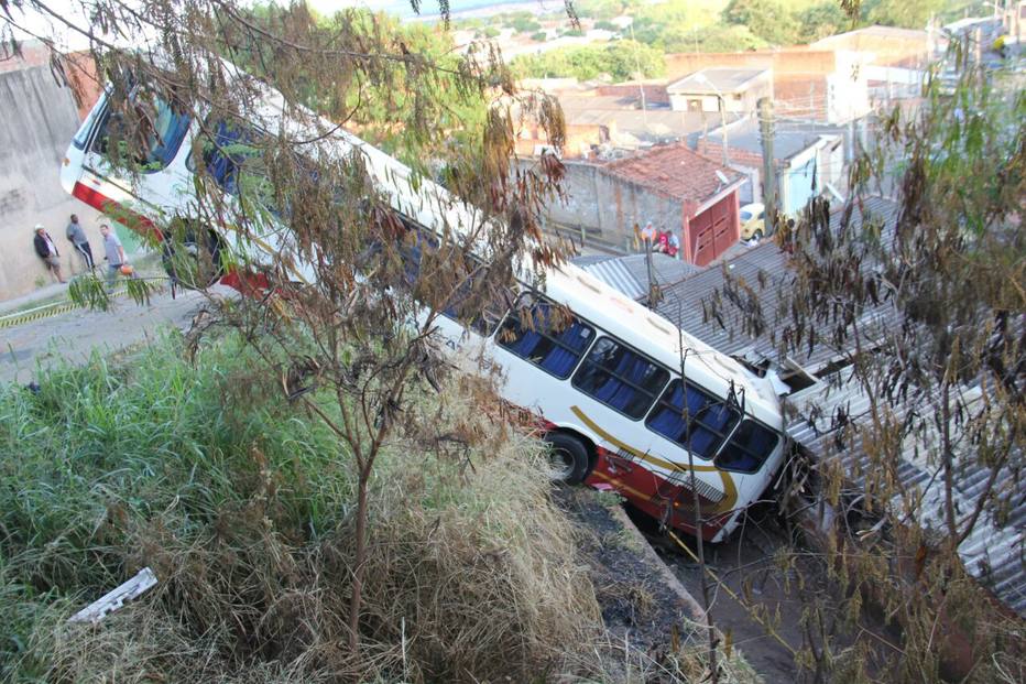 Por pouco, a família que dormia na residência não foi atingida. Foto: Divulgação.