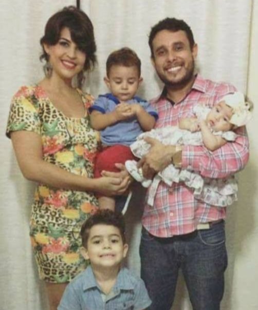 Casal com Joaquim, Kauan e o bebê que morreu aos 3 meses de vida. Foto: Acervo pessoal
