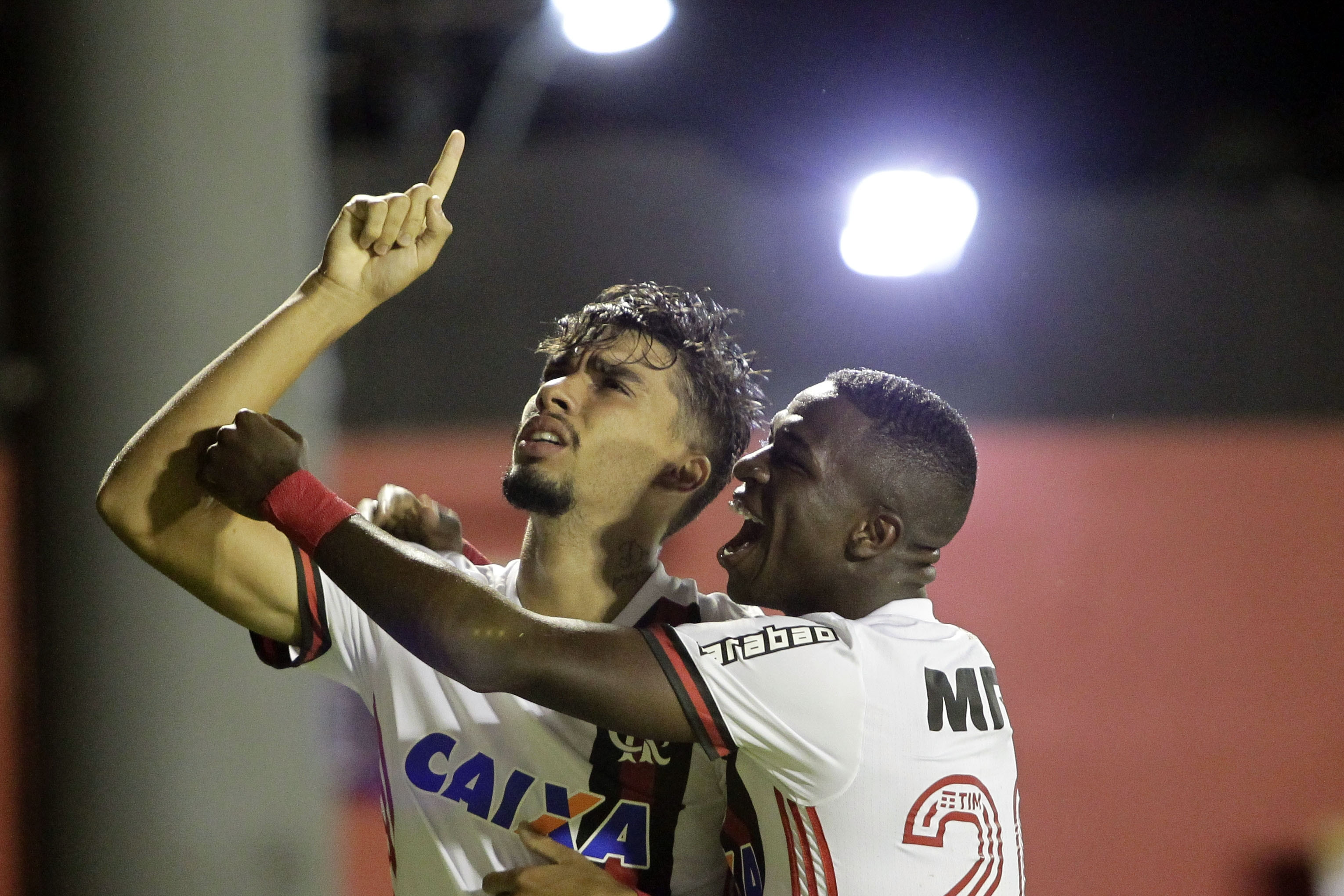 Paquetá abraçado por Vinicius Júnior. Foto: Staff/Flamengo