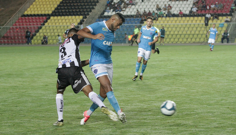 Cassiano sofre com a marcação do zagueiro Rhayne: no segundo tempo, atacante do Paysandu aproveitou espaços na defesa e fez os dois gols da vitória do Papão no jogo de ida da decisão. Foto: Beto Morais/AT