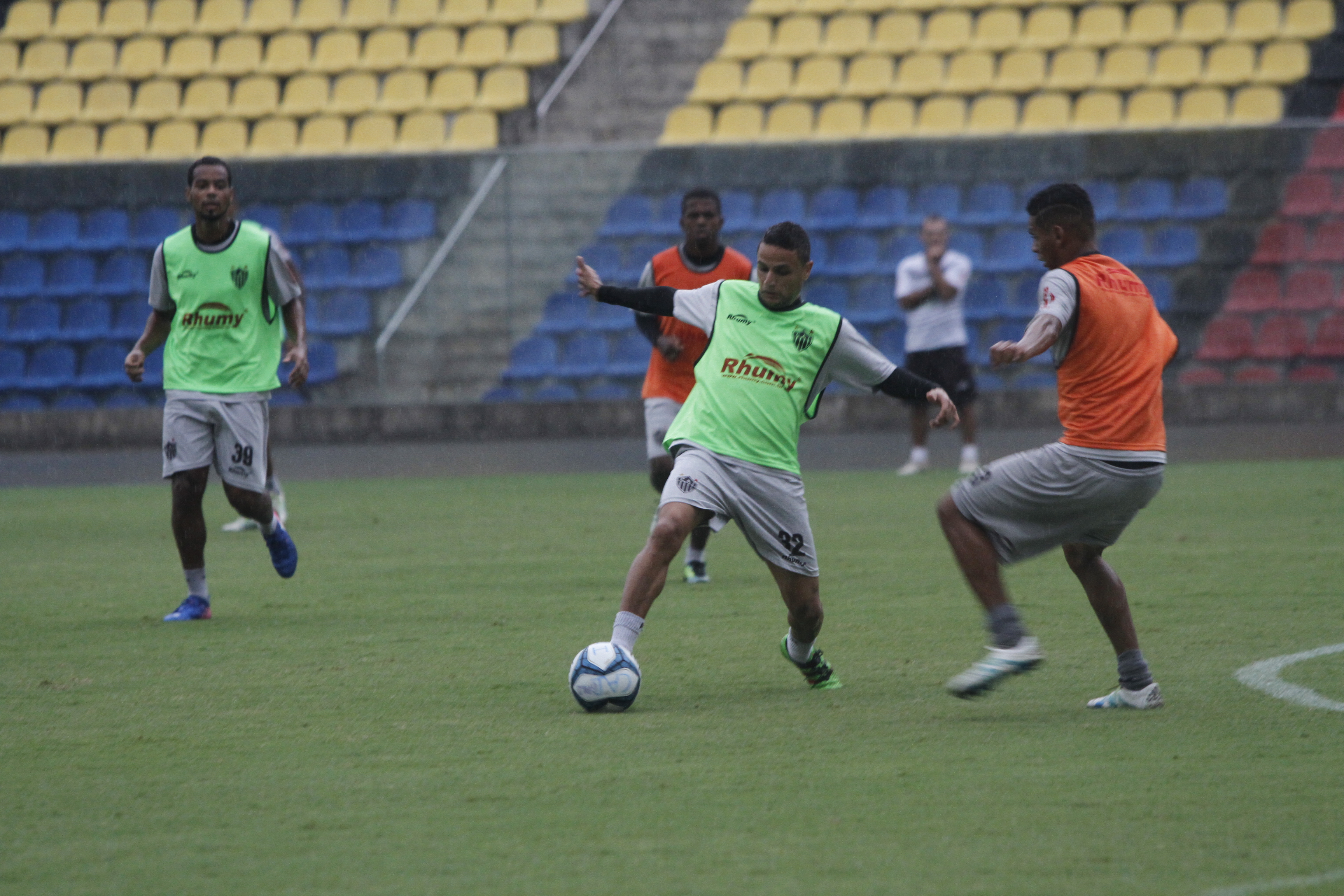 Atacante Pikachu, com a bola, em treino no estádio Kleber Andrade, em Cariacica. Foto: Rodrigo Gavini/AT