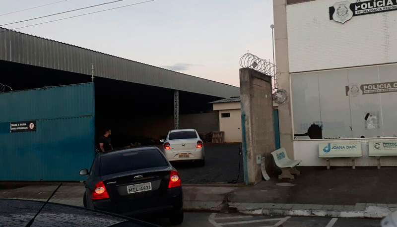 Pastor chegou em uma viatura descaracterizada da Polícia Civil. Foto: Wilton Júnior/AT
