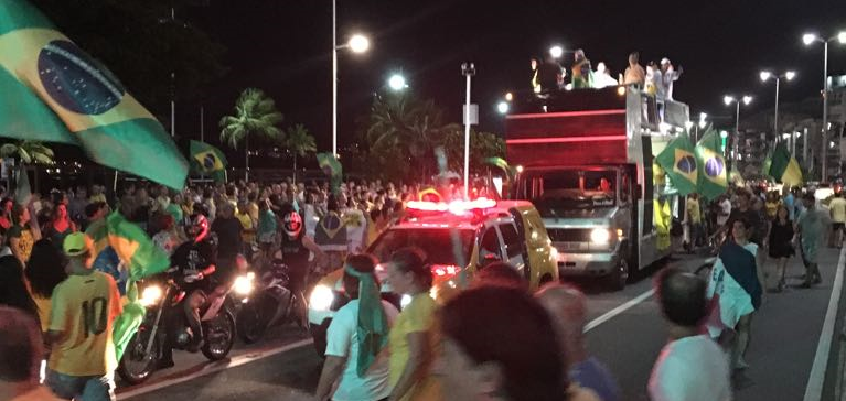 Manifestantes na orla de Camburi, em Vitória. Foto: Equipe Tribuna Online