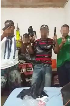 Bandidos ostentando armas na internet. Foto: Reprodução