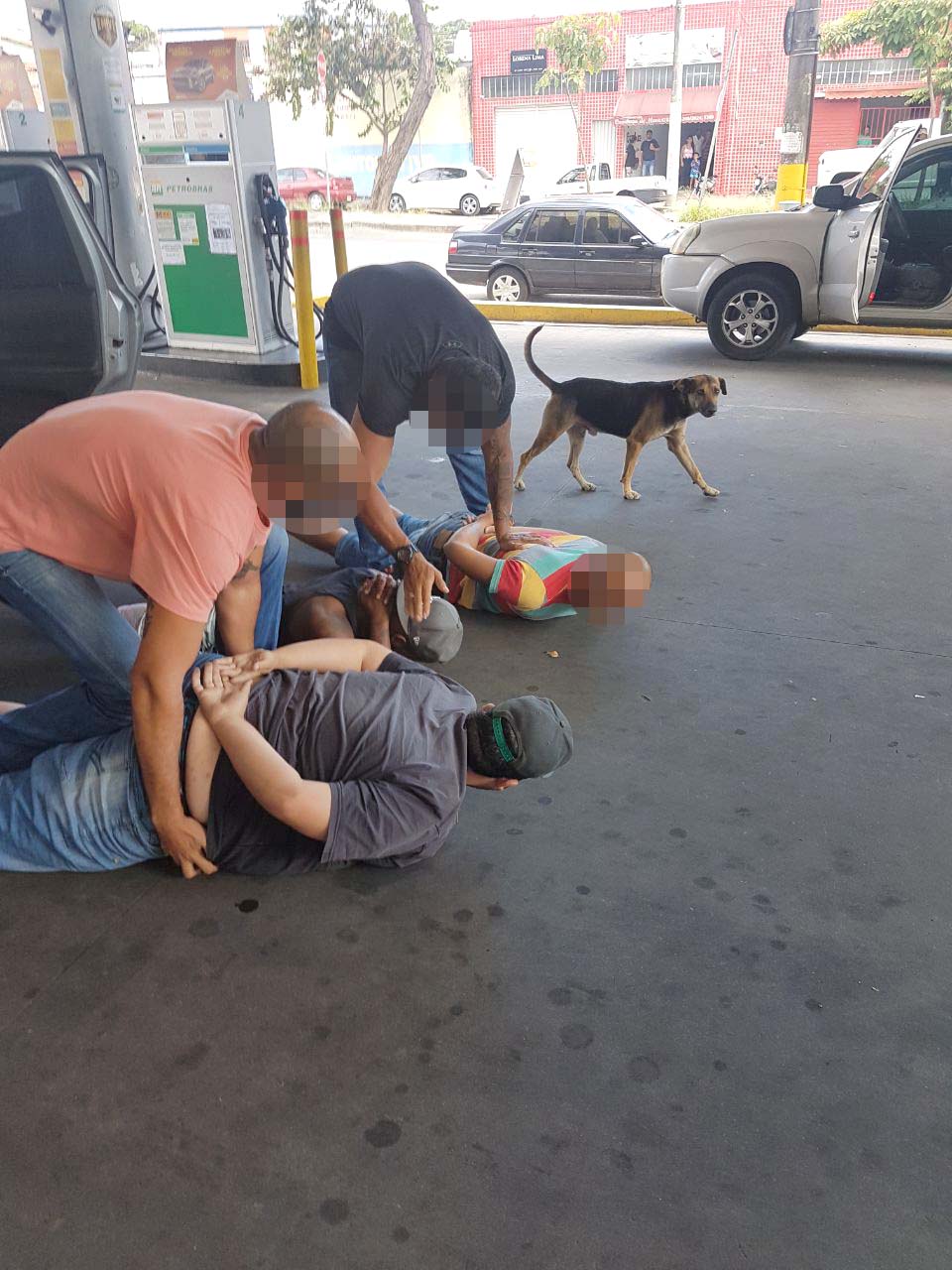 Bandidos abordados por policiais em MG. Foto: Divulgação PC