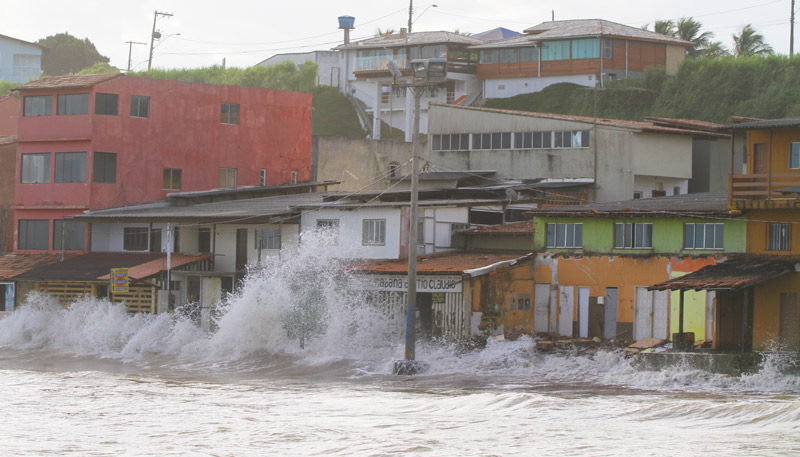 Ressaca do mar em Ponta da Fruta, Vila Velha (Foto: Rodrigo Gavini/AT)