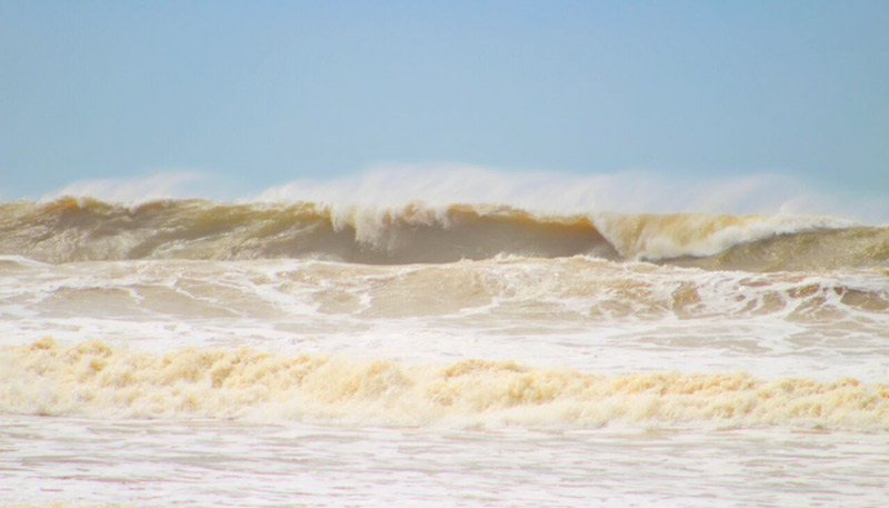 Ressaca na Praia de Manguinhos, na Serra (Foto: Arquivo A Tribuna)