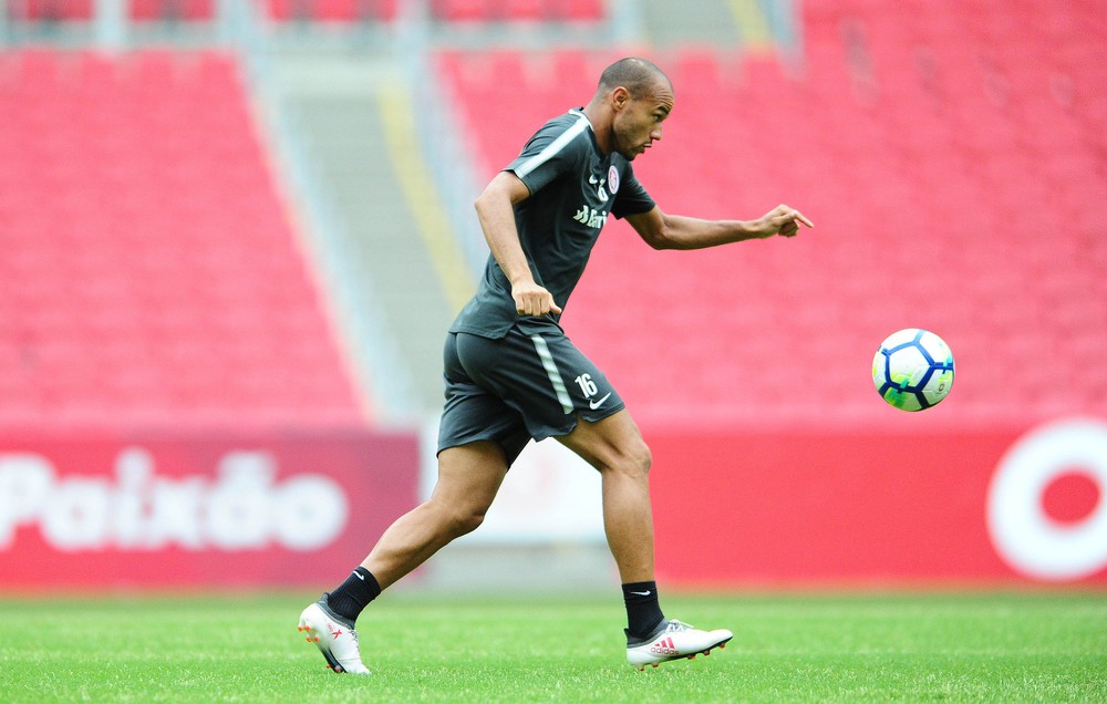 Roger deixa o Inter e vai fazer exames no Corinthians. Foto: Ricardo Duarte/Internacional