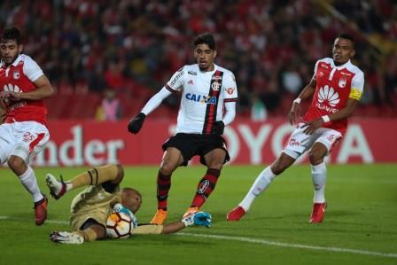 Lucas Paquetá no jogo contra o Santa Fe, em que ninguém se salvou. Foto: Gilvan de Souza/Flamengo