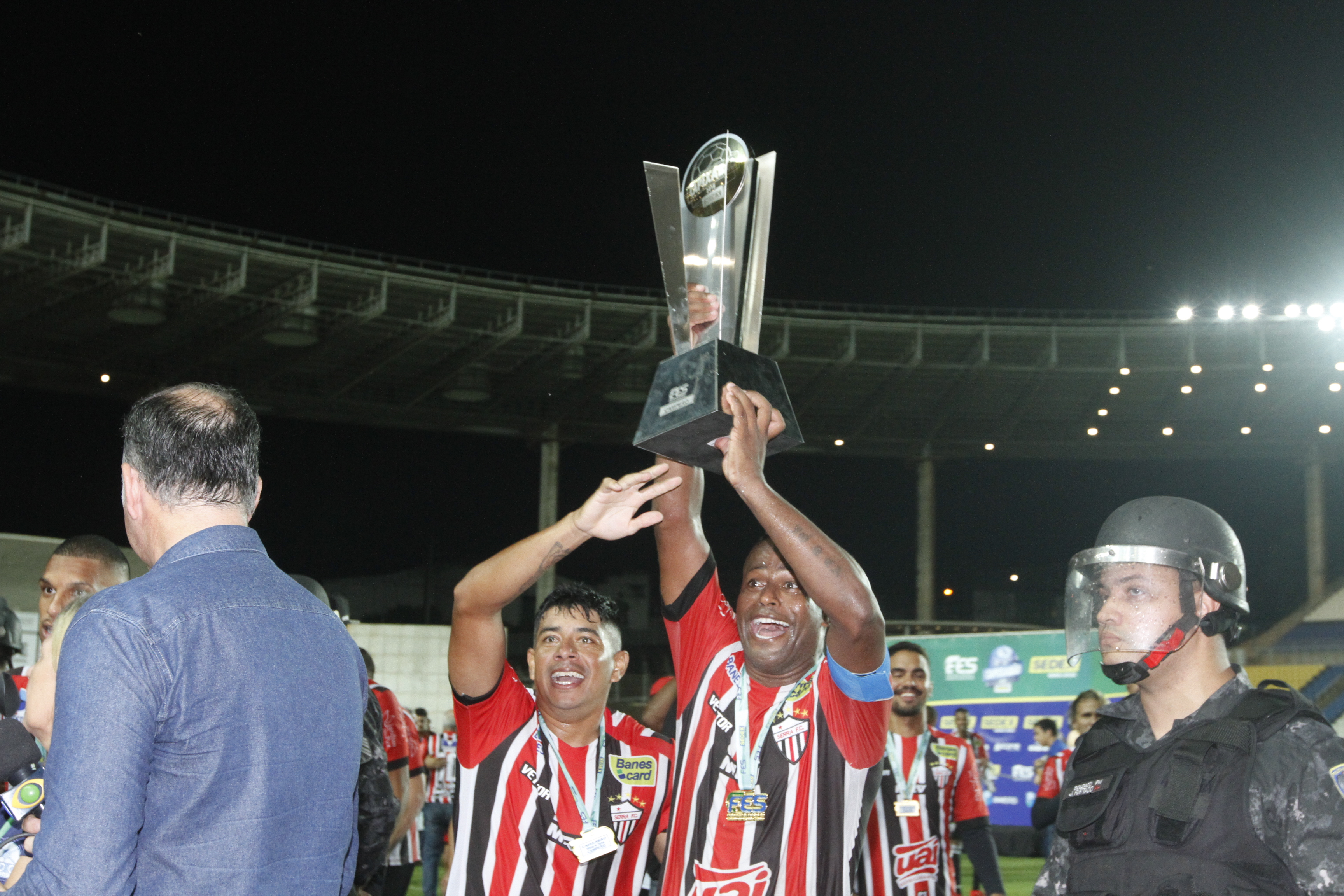 Joelson levanta o troféu do Capixabão. Foto: Rodrigo Gavini