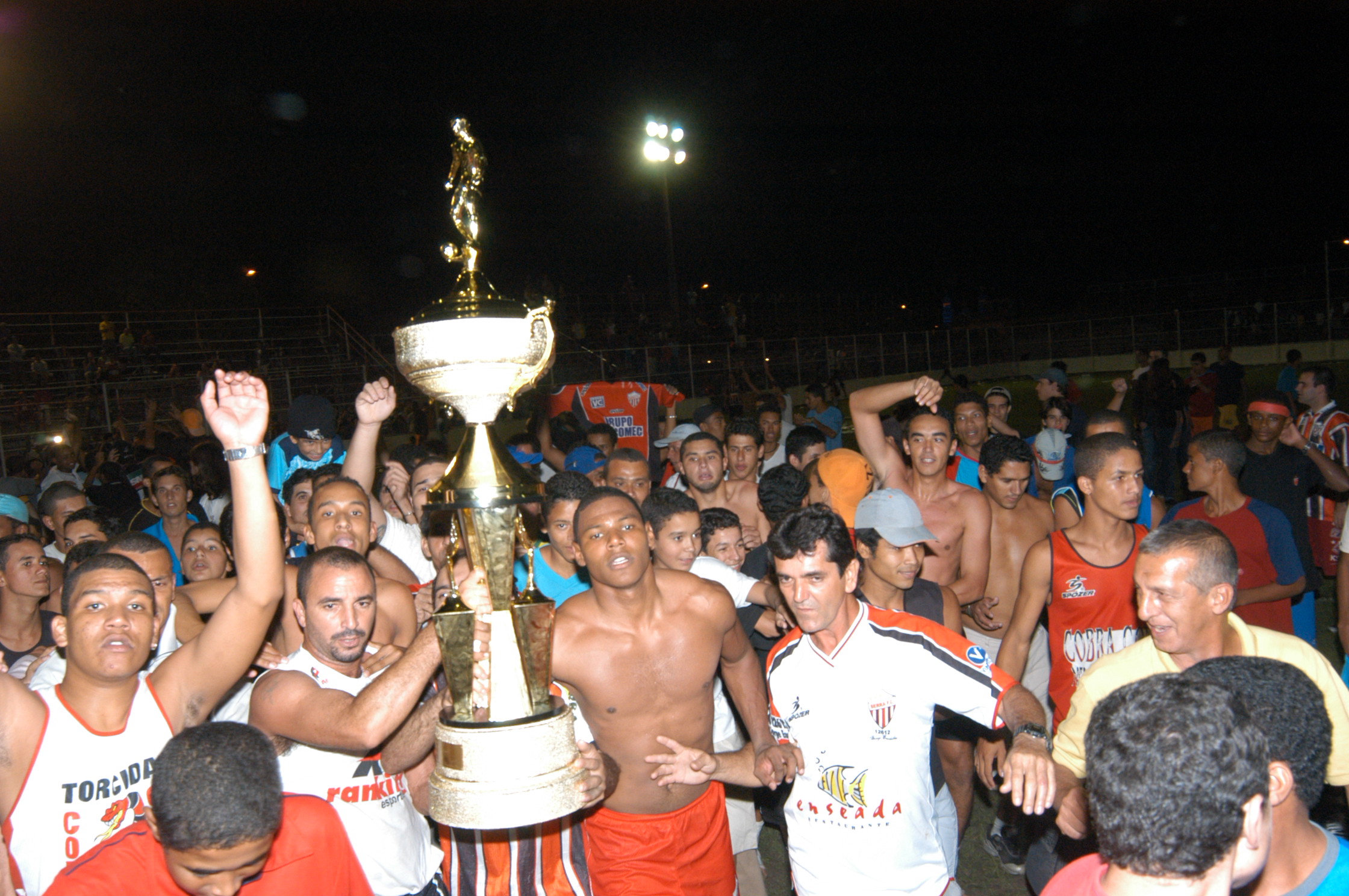 Walter (sem camisa) estava no tricampeonato, em 2005. Foto: Fábio Nunes — 25/06/2005