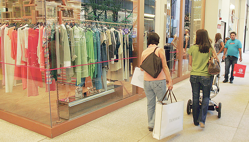 Movimento em lojas de shopping: quem quer fazer compras deve se apressar. Foto: Divulgação