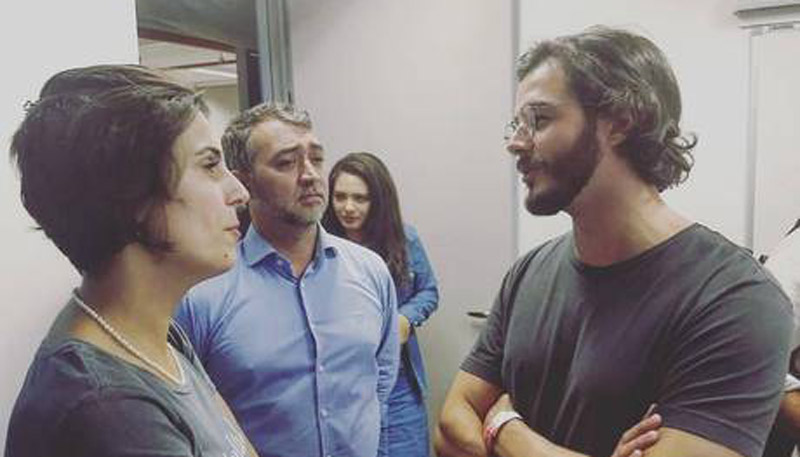 Namorado de Fátima (de óculos) conversa com Manoela D'Àvila. Foto: Instagram