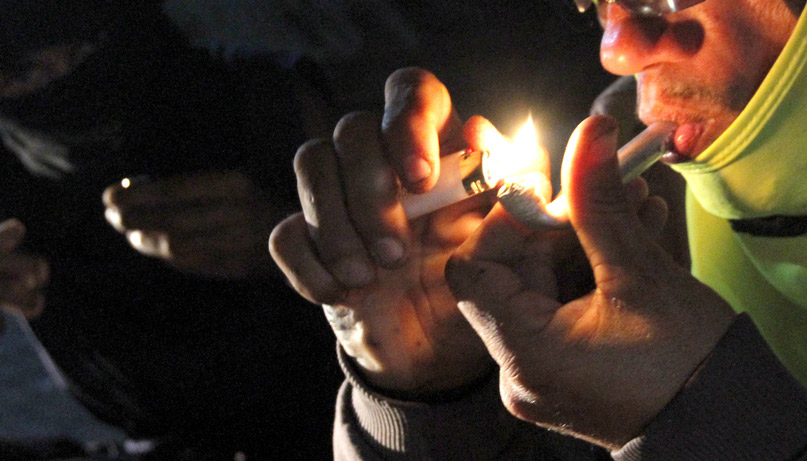 Usuário acende um cachimbo de crack na Enseada do Suá, em Vitória. Levantamento mostra a existência de pelo menos vinte pontos de consumo da droga em ruas e praças da Grande Vitória. Foto: Beto Morais/AT