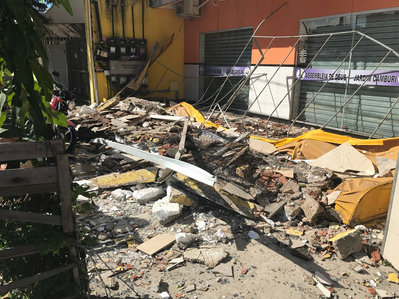 Destroços da varanda caíram na calçada da Avenida. Foto: WhatsApp