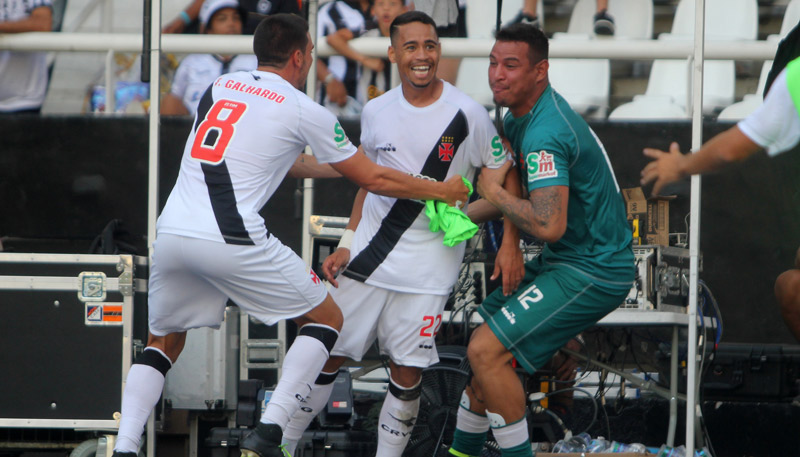 Pikachu (ao centro) é abraçado pelos companheiros. Foto: Paulo Fernandes/Vasco