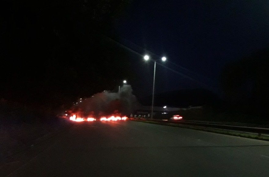 Moradores do bairro Vila Prudêncio colocaram fogo em pneus e outros objetos para interditar a rodovia. Foto compartilhada via WhatsApp
