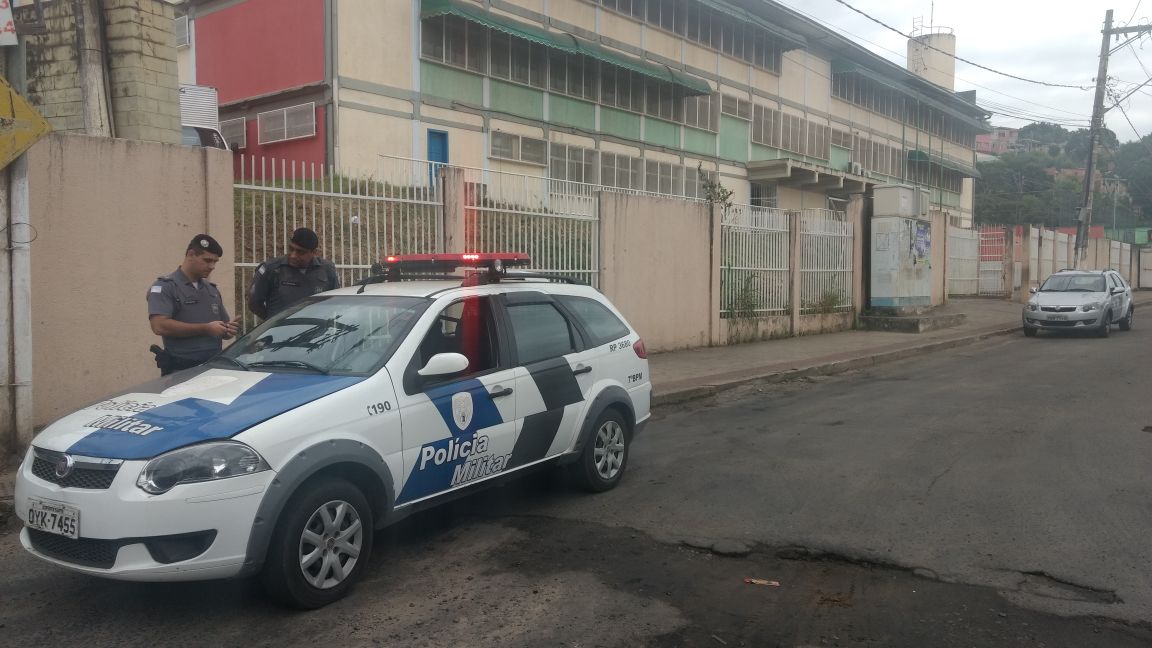 Policiais fazem o patrulhamento do bairro na manhã desta quarta-feira (4). Foto: Simony Giuberti
