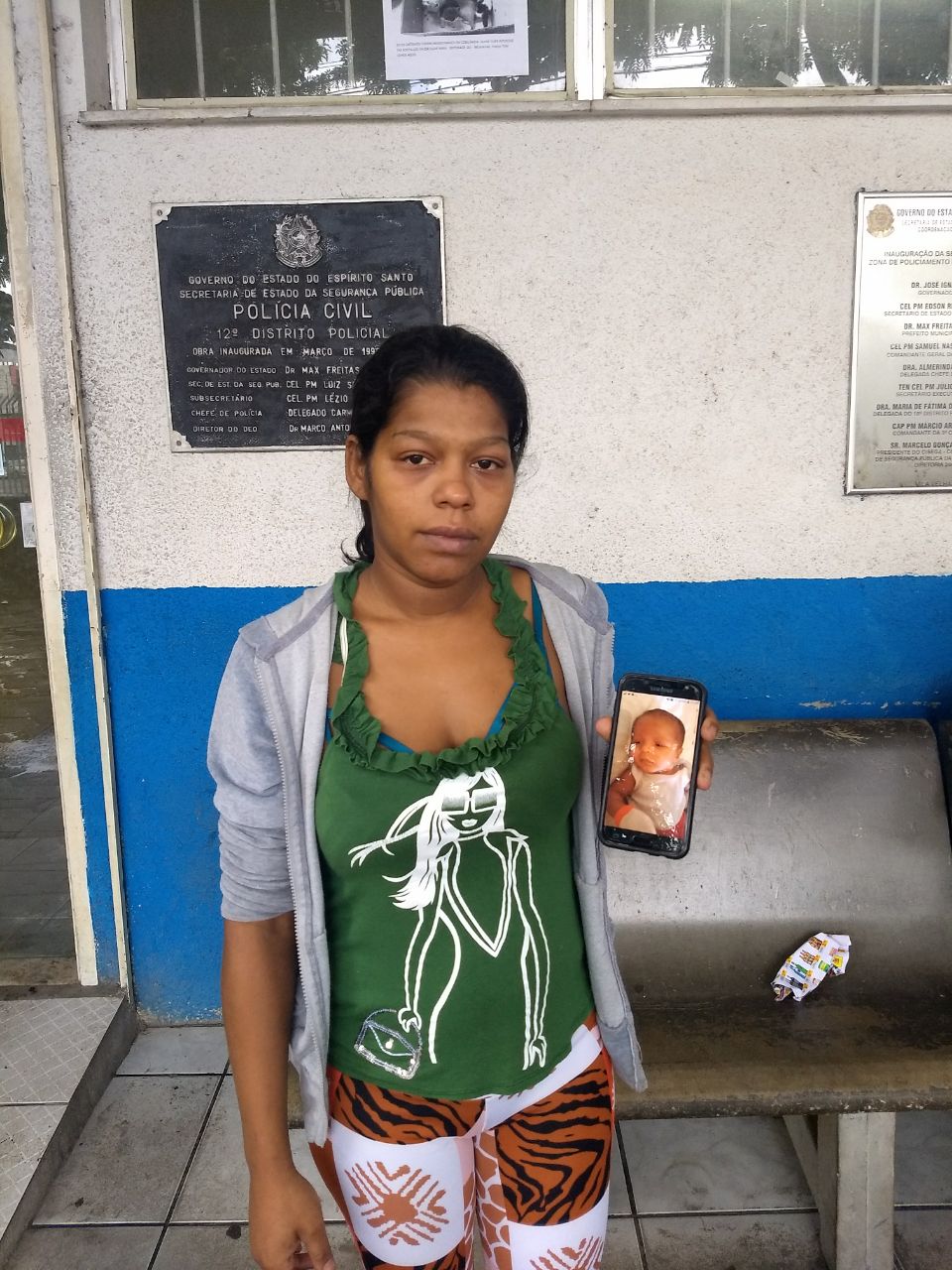 A mãe da criança segurando a foto do filho, morto na tarde dessa sexta-feira(06). Foto: Arquivo Pessoal
