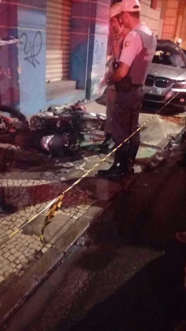 A moto ficou caída próximo ao carro. Foto compartilhada via WhatsApp