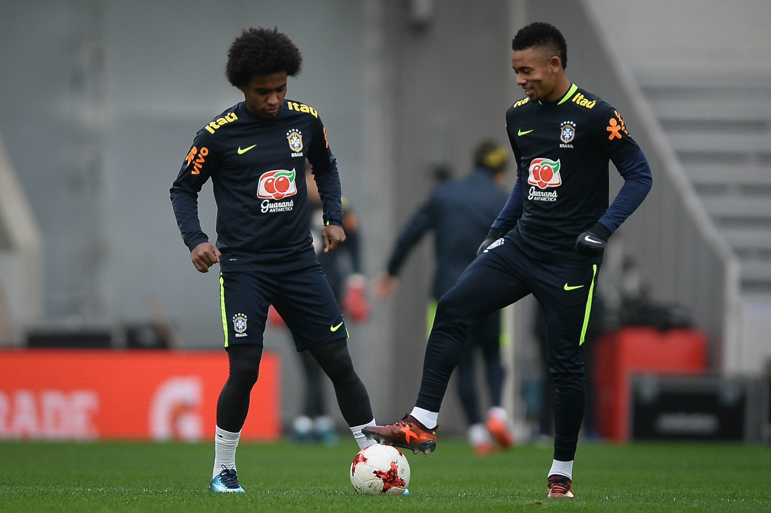 Willian, treinando pela seleção com Gabriel Jesus (Foto: Pedro Martins/ MoWa Press)