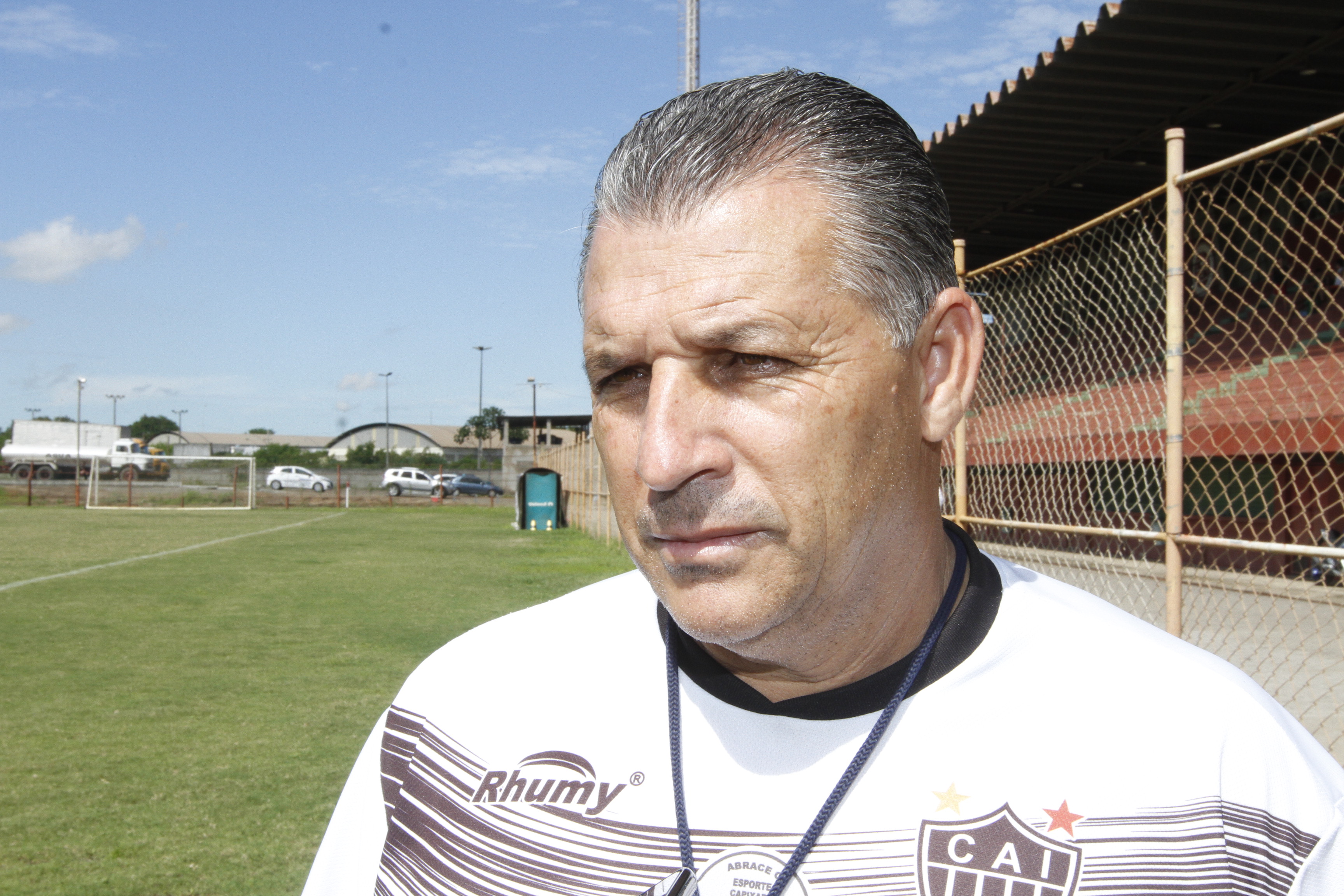 Técnico Zé Humberto comandou treino ontem de manhã, no estádio Engenheiro Araripe, em Cariacica. Kadidja Fernandes / AT