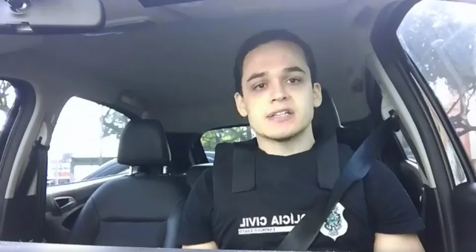 Imagem ilustrativa da imagem Deputado sobe o morro e prende suspeito de ataques