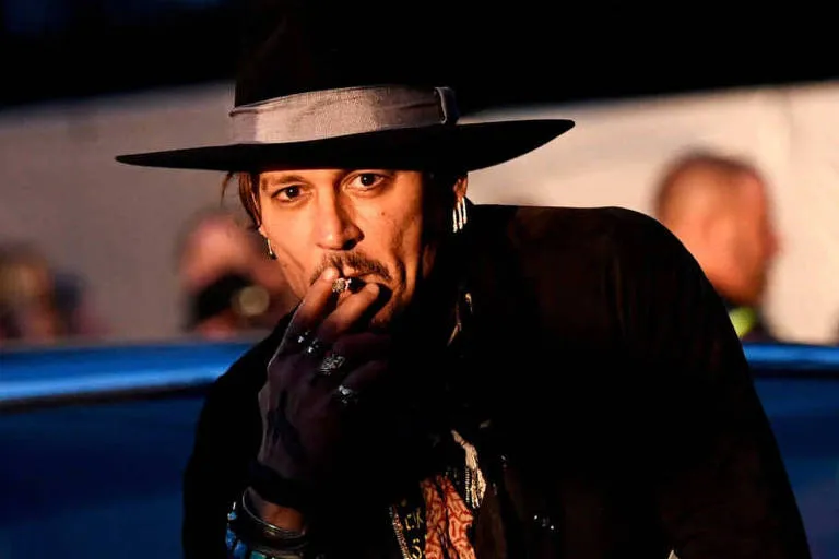 Imagem ilustrativa da imagem Johnny Depp diz que já ofereceu maconha para filha quando ela tinha 13 anos