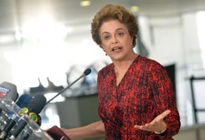 Imagem ilustrativa da imagem Dilma quer indenização de “perseguida” pela 4ª vez