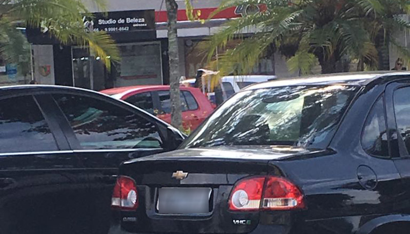 Ato sexual aconteceu dentro de um veículo, estacionado na praça do bairro (Foto: Divulgação WhatsApp)