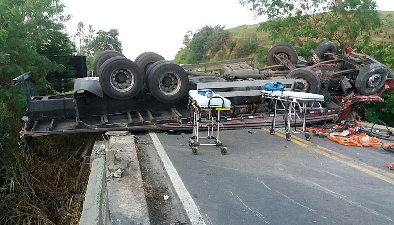 Caminhão tombou e fechou as duas pistas na BR-101 (Foto: WhatsApp)