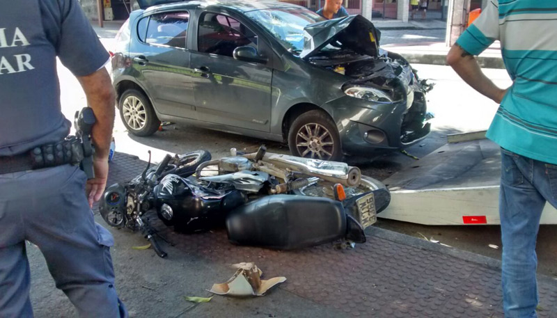 Moto bateu de frente com veículo de uma mulher (Foto: Divulgação WhatsApp)
