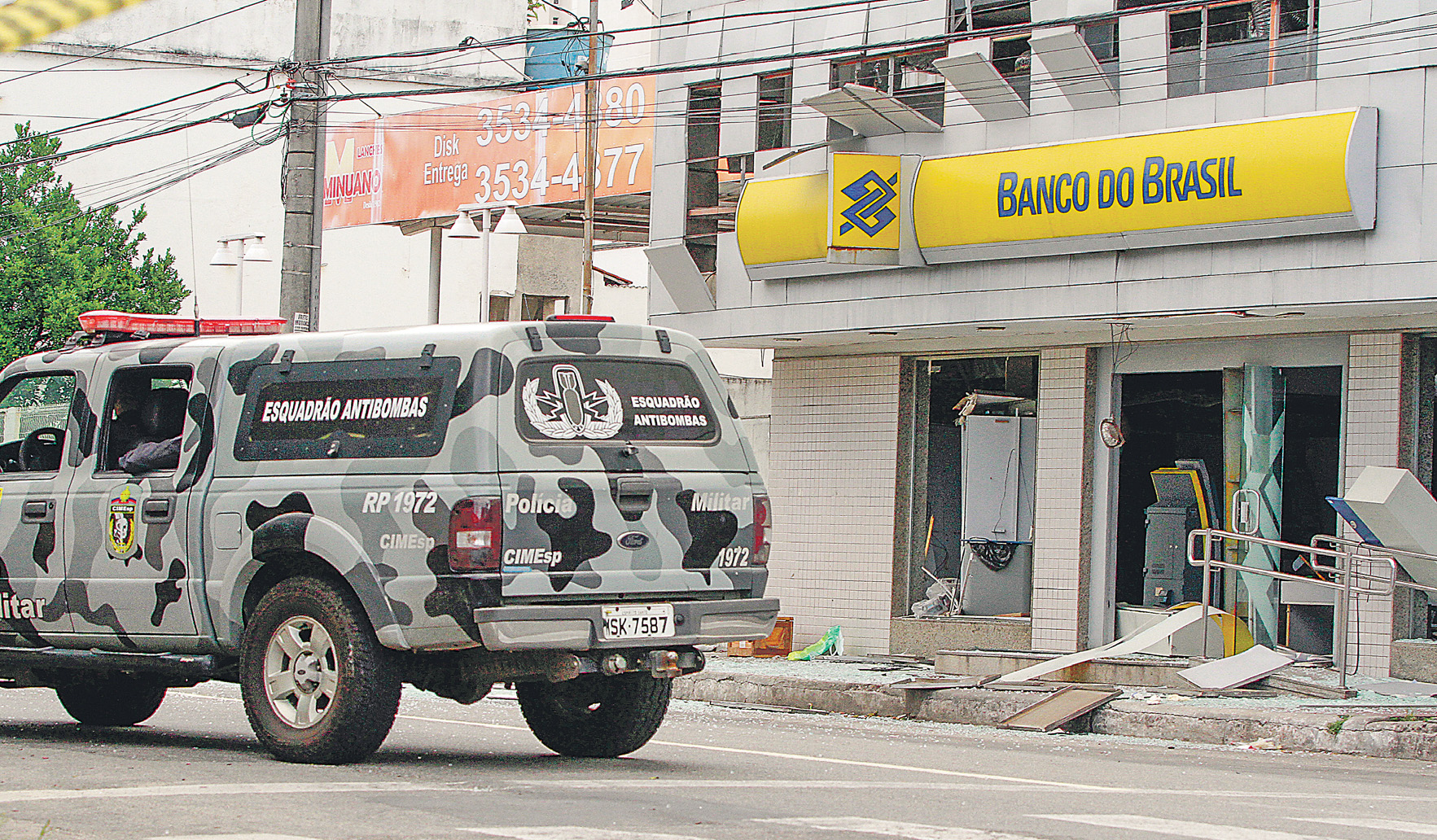 Agência bancária, em Coqueiral de Itaparica, Vila Velha, atacada por quadrilha que alugou armamento em Mina Gerais (Foto: Antônio Moreira 21/02/2018)