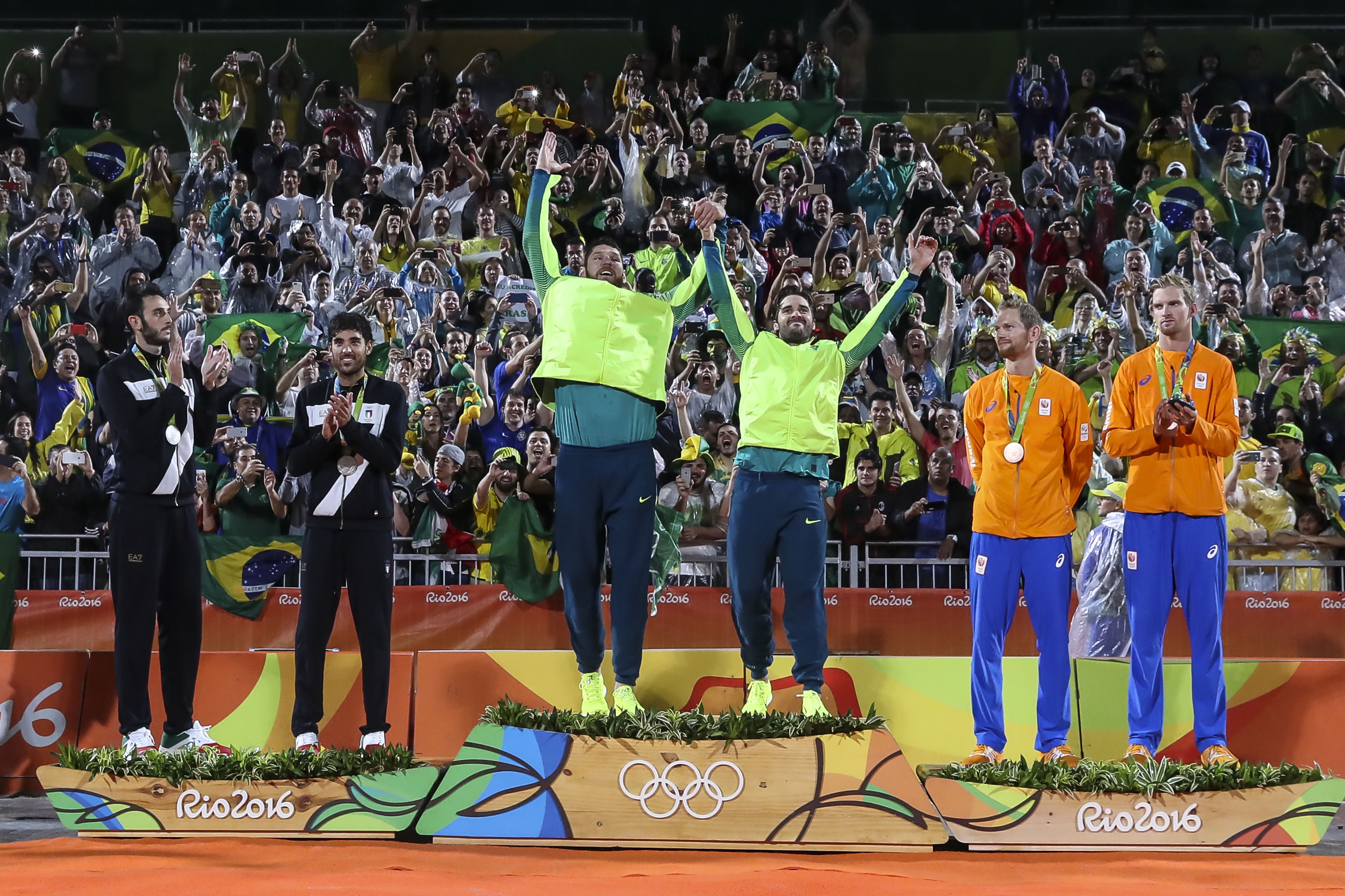 Alison e Bruno no pódio da Olimpíada do Rio (Foto: Marcelo Pereira/Exemplus/COB)