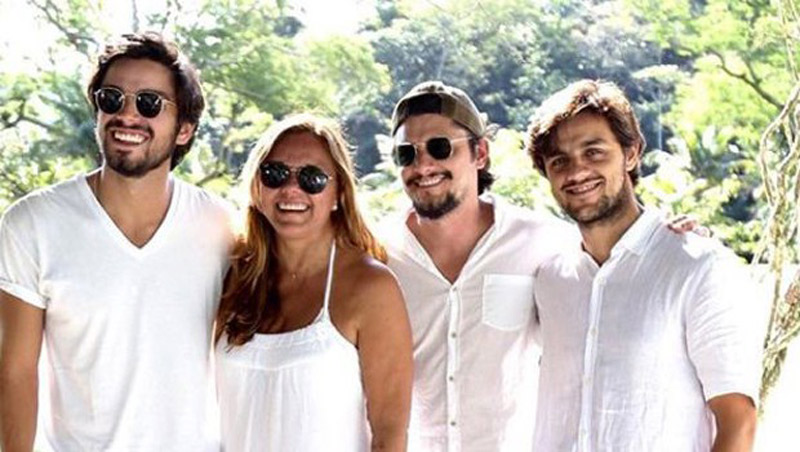Ana Sang com os filhos, Rodrigo Simas, Bruno Gissoni e Felipe Simas (Foto: Reprodução / Intagram)