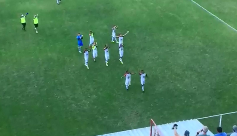 Jogadores do Aracruz saúdam a torcida após a vitória por 1 a 0 em Cachoeiro (Foto: Reprodução)