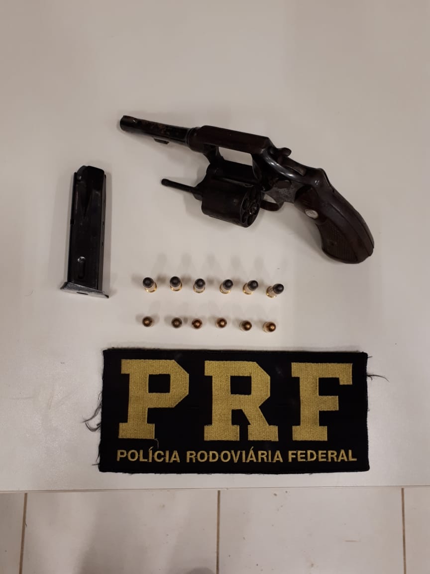 Arma apreendida com prefeito de Brejetuba (Foto: Divulgação / PRF)