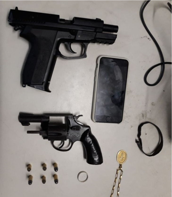 Com os bandidos a polícia encontrou um simulacro de arma de fogo e um revólver calibre 32 com munições. (Foto: Divulgação)