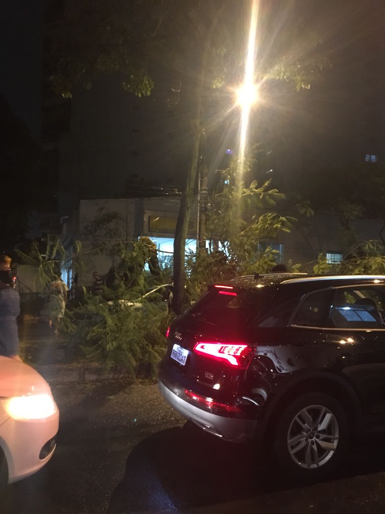 O acidente aconteceu por volta das 18h50 no cruzamento da Avenida Rio Branco com a rua Chapot Prevost, na Praia do Canto, em Vitória (Foto: )