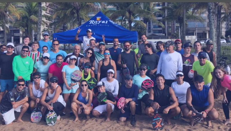 Atletas de beach tennis da Praia de Camburi. (Foto: Divulgação)
