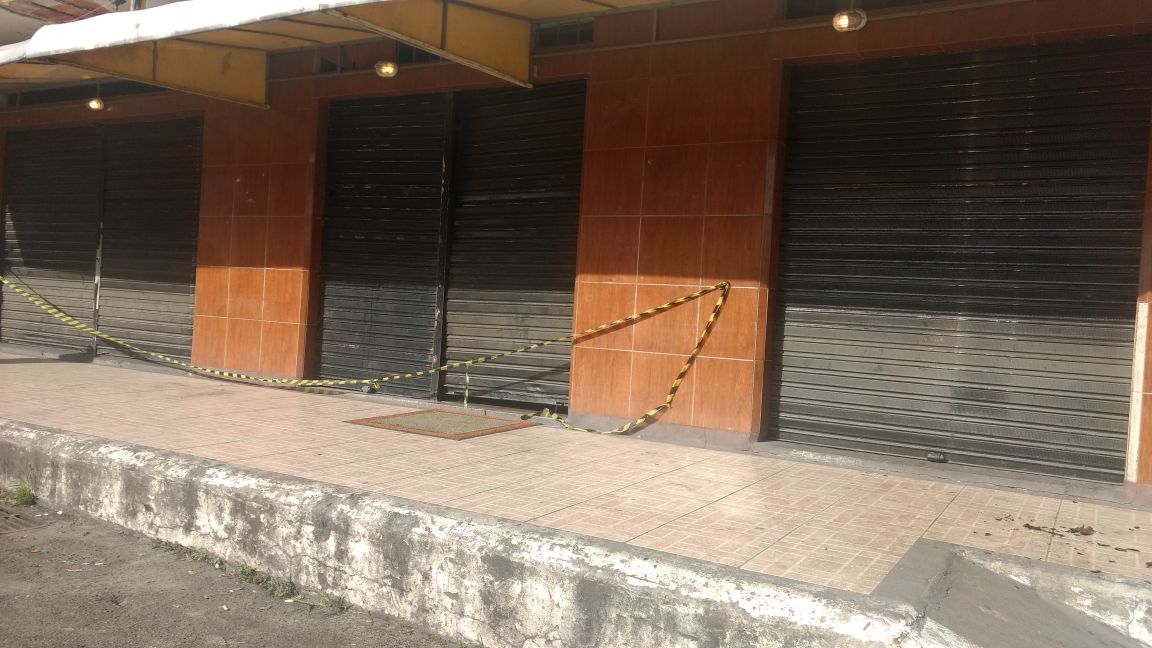 Três homens já chegaram ao bar atirando. (Foto: Simony Giuberti)