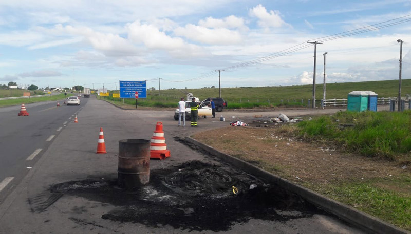 Pneus chegaram a ser queimados às margens da BR-101 (Foto: Divulgação)