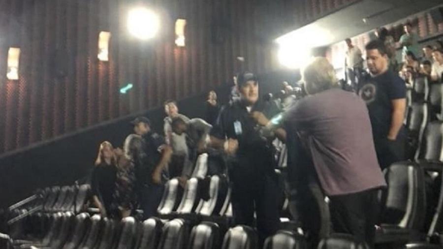 A confusão teve início após uma reclamação de barulho durante as cenas pós-créditos do filme. Foto: Reprodução.