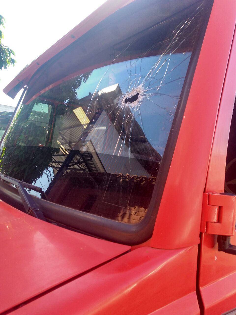 Caminhão de onde foram feitos disparos. (Foto: Leone de Oliveira)