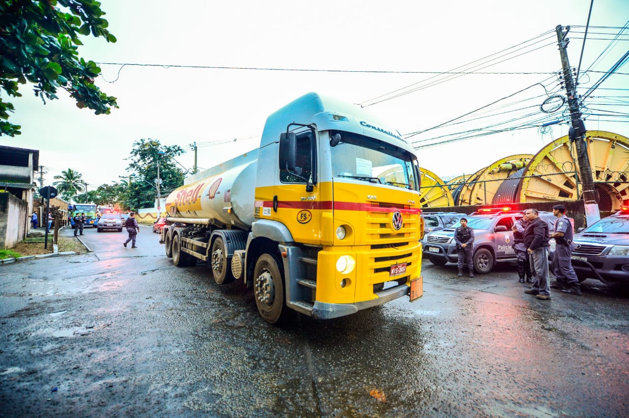 Caminhões começam a atender aos postos na Grande Vitória (Foto: Pedro Dutra/Secom-ES)