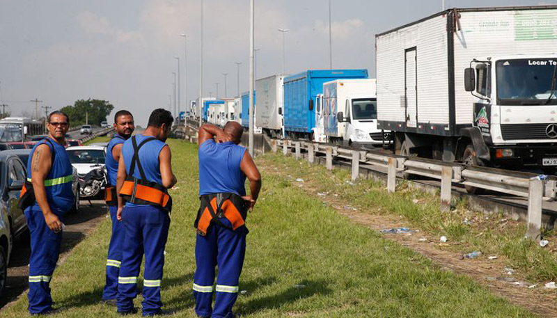 Paralisação dos caminhoneiros na Rodovia Presidente Dutra, no Rio de Janeiro (Foto: Tânia Rêgo/Agência Brasil)